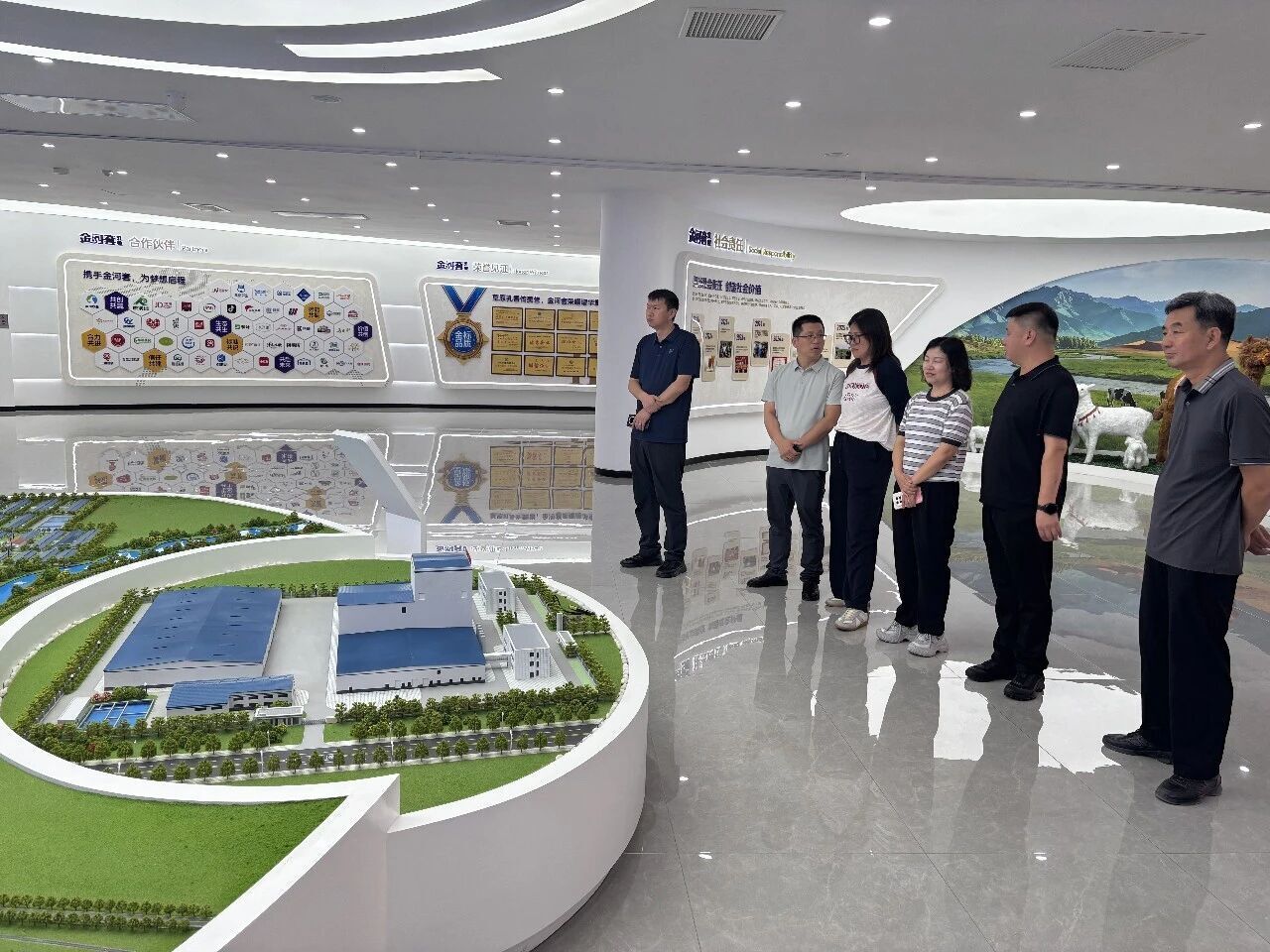 送政策上门解产业难题自治区农牧厅来我市开展奶业专题业务指导